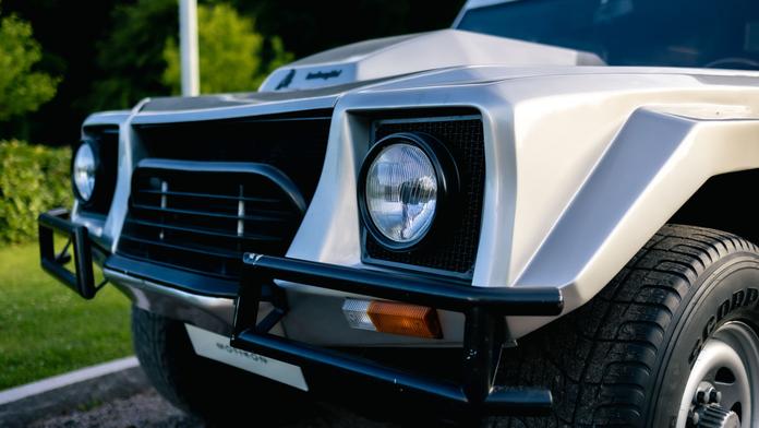 Podivné Lamborghini na prodej. Patřilo sultánovi i šéfovi BMW, pak v něm vozili děti do školy