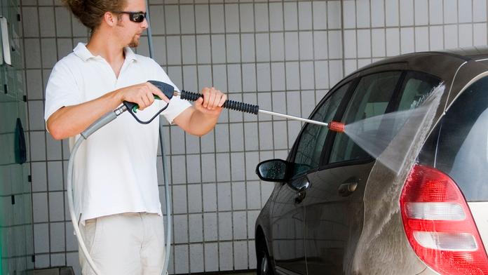 Nové bezkontaktní myčky: Jak správně čistit auto a nezničit ho?