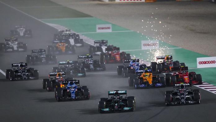 Hamilton opanoval Velkou cenu Kataru, šampionát nadále vede Verstappen