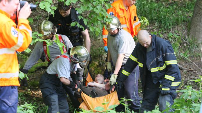 Chlapec (3) spadl do šachty. Učitelka šlapala hodinu a půl vodu, aby ho zachránila