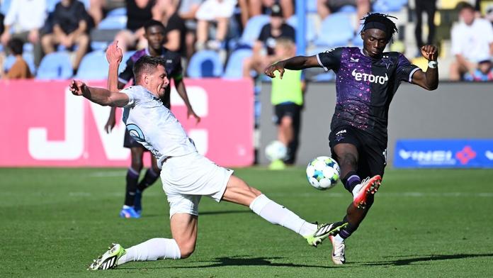 Slavia po nevýrazném výkonu remizovala v Liberci. Ligu vede o bod Sparta