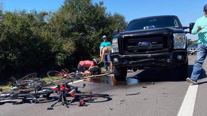 Mladík v obřím pickupu srazil šest cyklistů. Policie prý brzdí vyšetřování