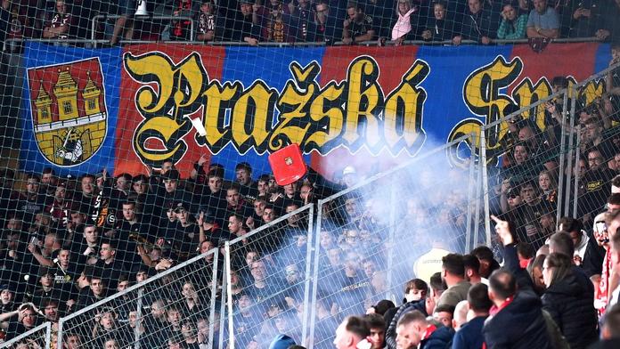 Fanoušek v derby zranil otce se synem. Hrozí mu osm let vězení