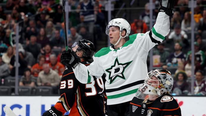 Radek Faksa v dresu Dallasu Stars slaví gól do sítě Anaheimu