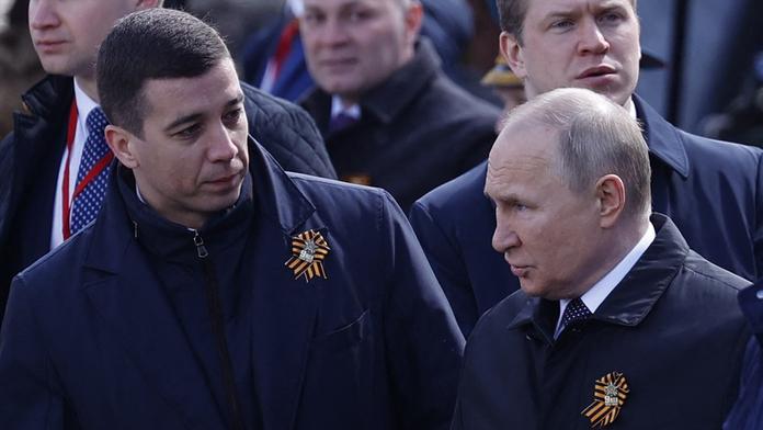 Putin si zřejmě zvolil svého nástupce. Důvěrně si šeptali na oslavách
