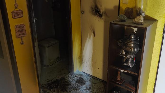 Při výbuchu plynu v pražském bytě se těžce popálila seniorka