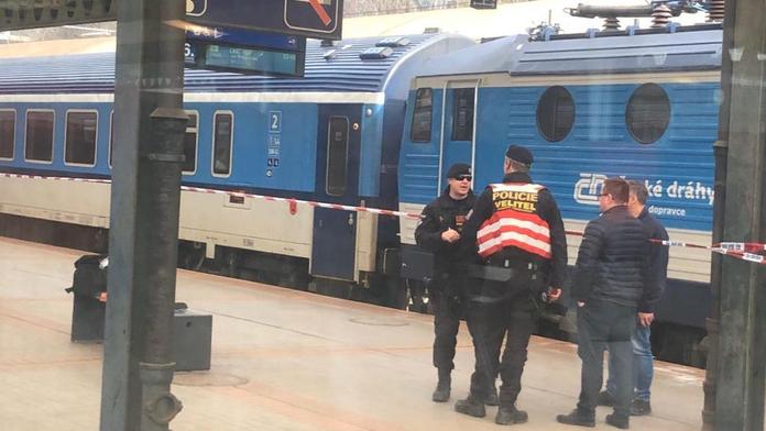 Mladíka ve vlaku přepadl muž. Policie hledá svědky události
