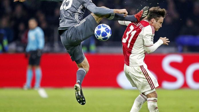 Krvelačný Müller! Soupeři rozpáral hlavu, vyloučení nechápal. VIDEO