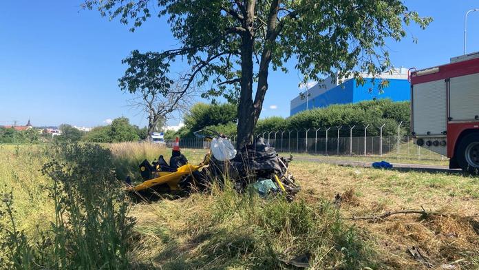 Nehoda při předjíždění. Řidič nepřežil, ze sportovního Audi R8 zbyl jen šrot