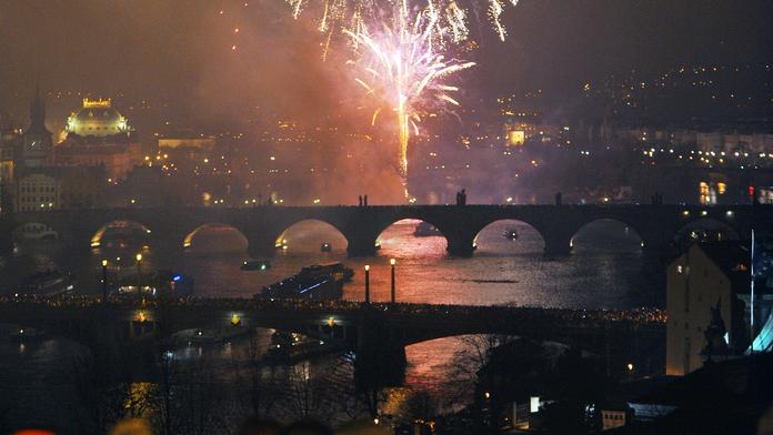 V Praze novoroční ohňostroj nebude. Oslavy už ruší i další města. PŘEHLED
