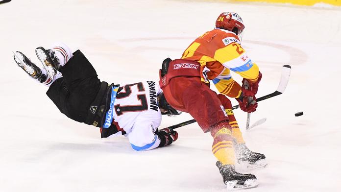 Mladík, který uchvátil KHL skvělým gólem, zkolaboval. Zápas se nedohrál