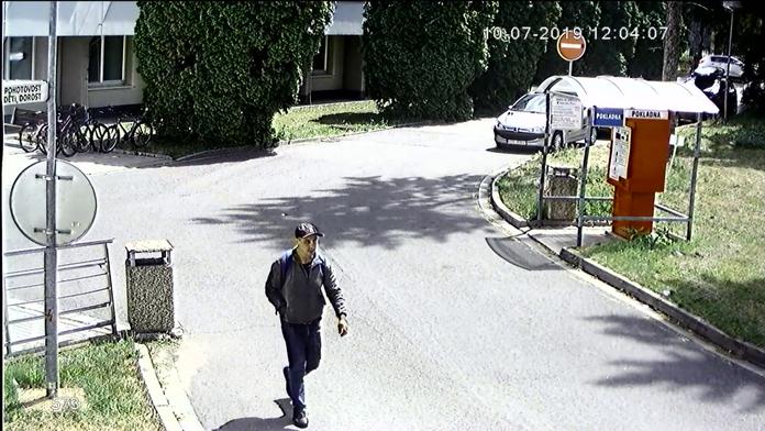 Krádeže v nemocnici: Pomozte identifikovat muže na fotce!