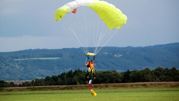 Velké manévry u Prahy: Hledal se zřícený paraglidista. Pád přežil