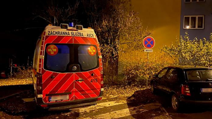 Záchranka stála celou noc na zákazu. Řidič naštval místní, dostal pokutu!