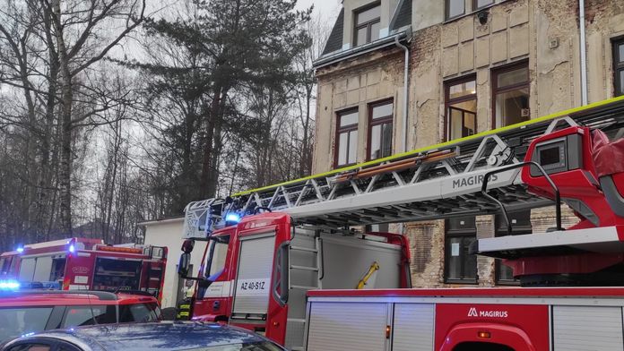 V Jablonci nad Nisou hořela budova. Hasiči z ní zachránili tři děti