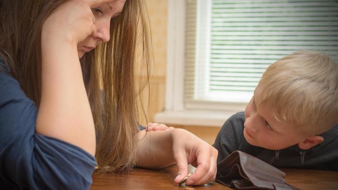 Stále jsme nedostali příspěvek na dítě, zlobí se rodiče. Úřady prosí o strpení