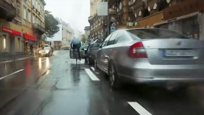 Znáte holandský chvat? Jednoduchý trik chrání cyklisty i dveře od auta