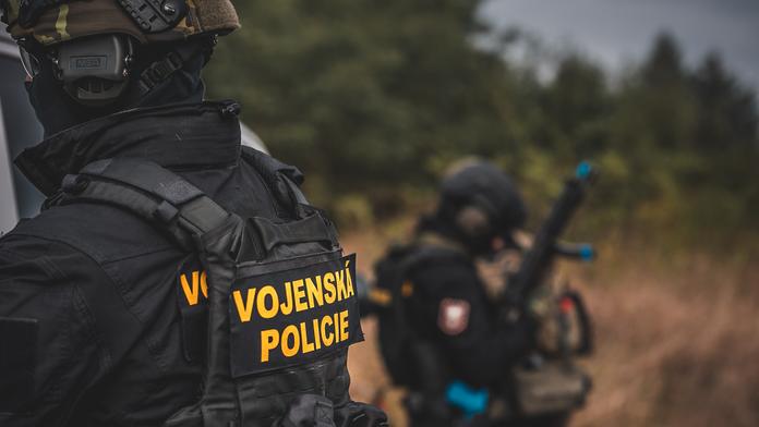 Podezření z korupce na ministerstvu obrany. Vojenská police obvinila tři lidi