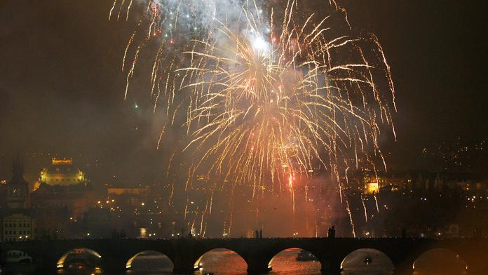 Zájezdy, pobyty, jídlo, litry alkoholu. Češi utratí na konci roku miliardy