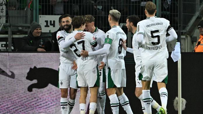 Fotbalisté Mönchengladbachu slaví gól proti Stuttgartu