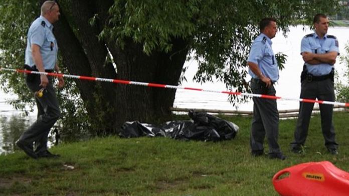 Policie pátrá po mladíkovi v řece. Topil se pod splavem