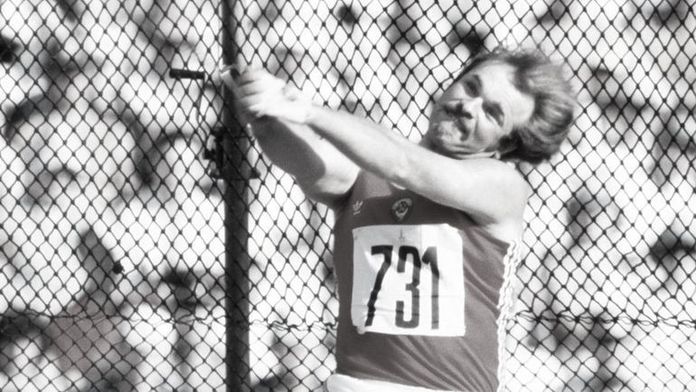 Atletický svět v slzách. Zemřel aktuální světový rekordman a olympijský vítěz