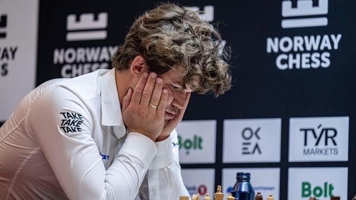Šachovému géniovi ruply nervy. Po prohře vztekle třísknul do stolu