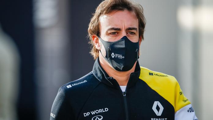 Alonso byl po nehodě propuštěn z nemocnice, sezonu stihne
