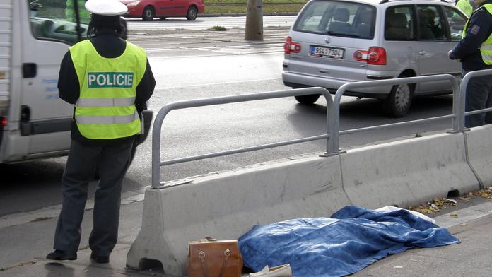 Muže s tetováním zabil na dálnici mercedes! Nikdo neví, KDO TO JE!