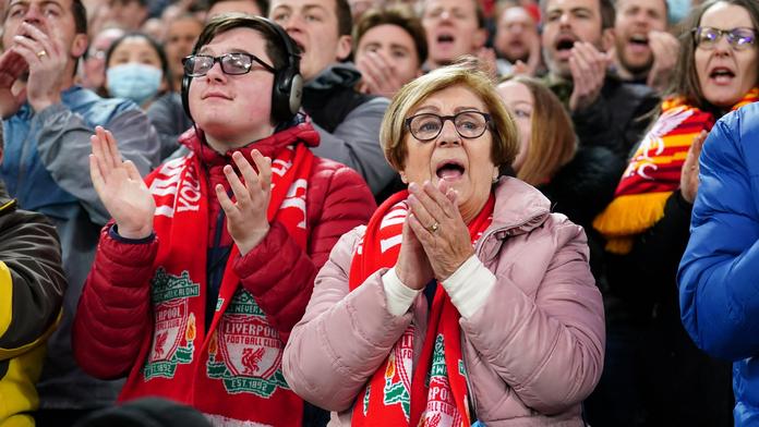 Manchester odešel s drtivou porážkou, celý Anfield ale tleskal Ronaldovi