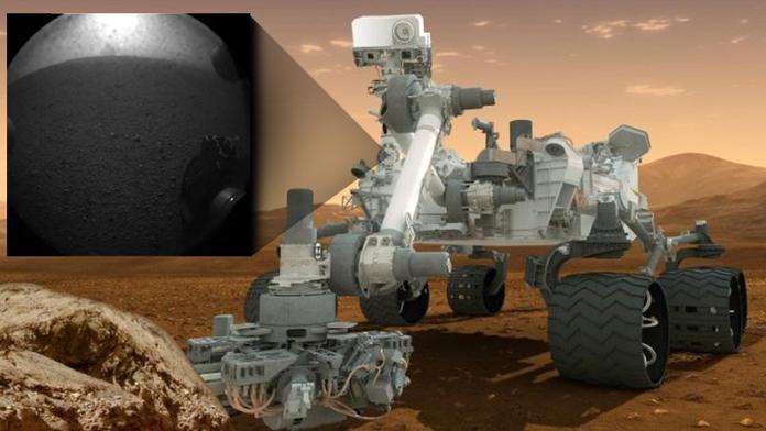 Podívejte se! Takhle to vypadá na Marsu. Sonda Curiosity poslala první snímky