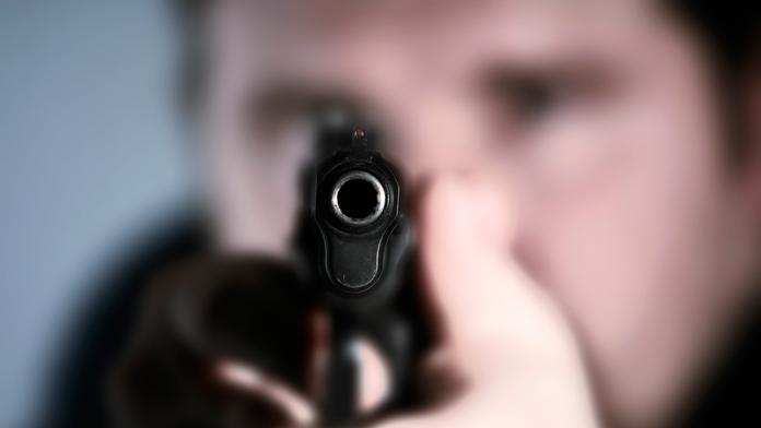 Muž bránil svůj majetek pistolí, zadržel zloděje do příjezdu policie