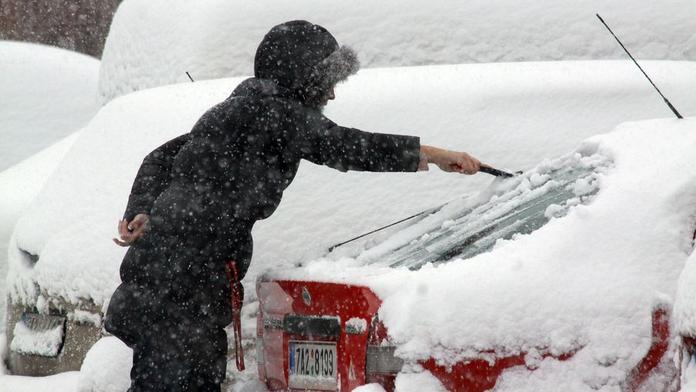 Čistíte auto od sněhu? Tato častá chyba se může zbytečně prodražit!
