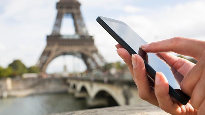 Ženě ukradli mobilní telefon. Zloděj si pak na její účet užíval v Paříži