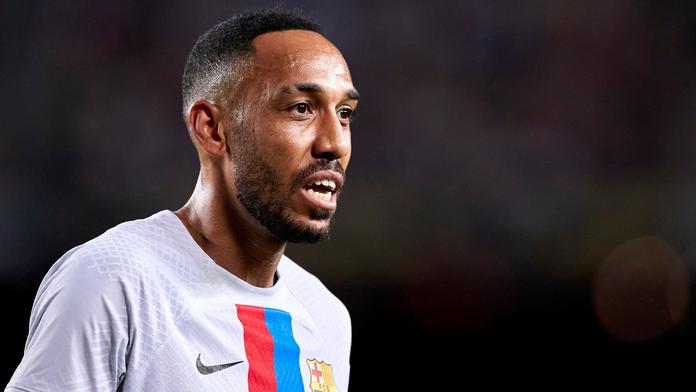 Rychlý konec v Barceloně. Auba se vrací do Anglie, na ruce má ale tetování rivala