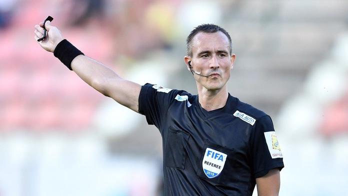 Jak zničit fotbal: Baráž v režii sudích, hráči mlčí a bojí se pokut