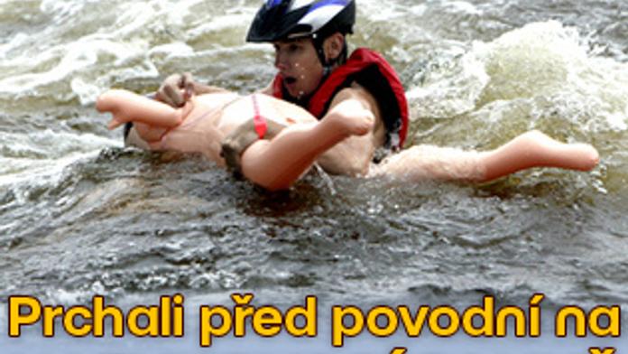 Prchali před povodní na NAFUKOVACÍ PANNĚ