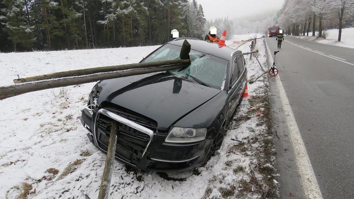 GALERIE ZKÁZY: Audi po nárazu do náklaďáku prošpikovaly 2 kůly!