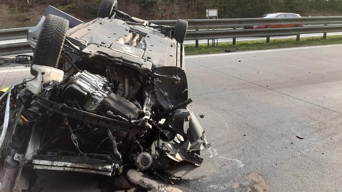 Vážná nehoda na D1: Ve zdemolovaném autě se těžce zranil muž, letěl pro něj vrtulník