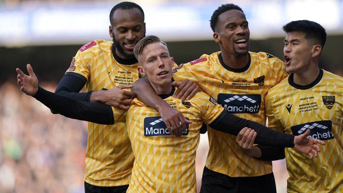 Fotbalisté Maidstonu se radují z gólu proti Ipswich Town v FA Cupu