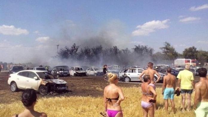 Zatímco se lidé koupali, shořelo jim u koupaliště 50 aut!