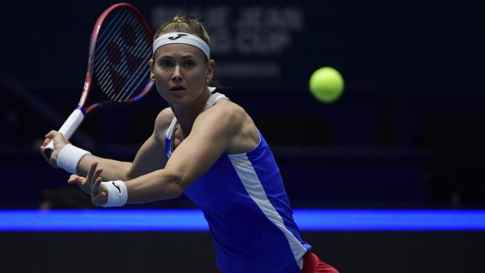 Česká tenistka Marie Bouzková v zápase Billie Jean King Cupu