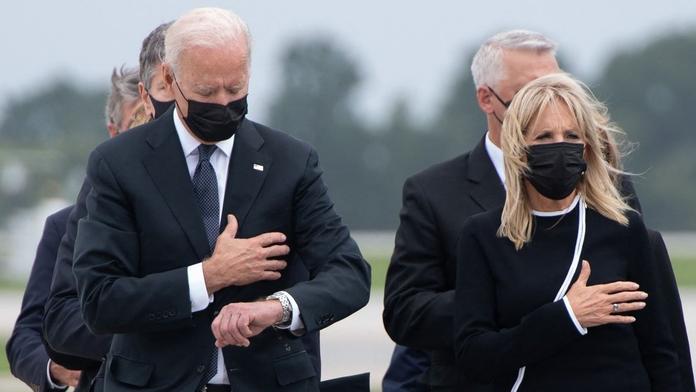 Biden se u rakví mrtvých vojáků díval na hodinky. Kritizuje ho i Trump