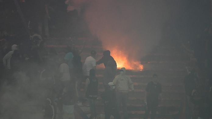 Peklo na stadionu: Protest fanoušků, hořící tribuna a konec po dvou minutách