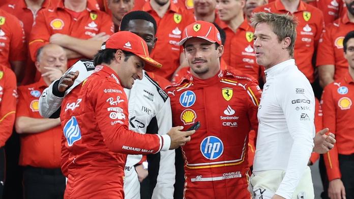 Brad Pitt na roštu. Hvězdný herec narušil týmové focení Ferrari