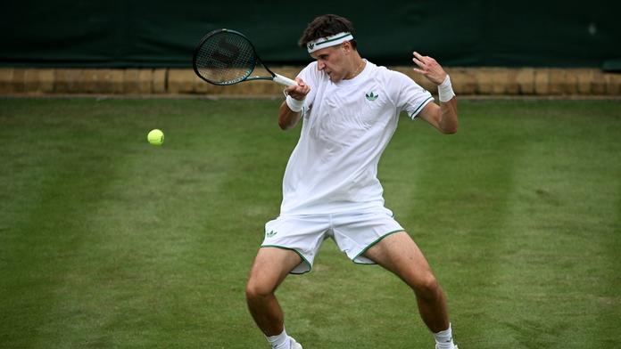 Zvolil špatné ubytování a teď se peče. Menšík se ve Wimbledonu chladí fénem