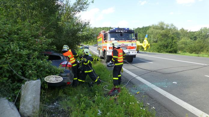 Mladý řidič (18) rozbil auto o sloup. Spolujezdec (17) nepřežil