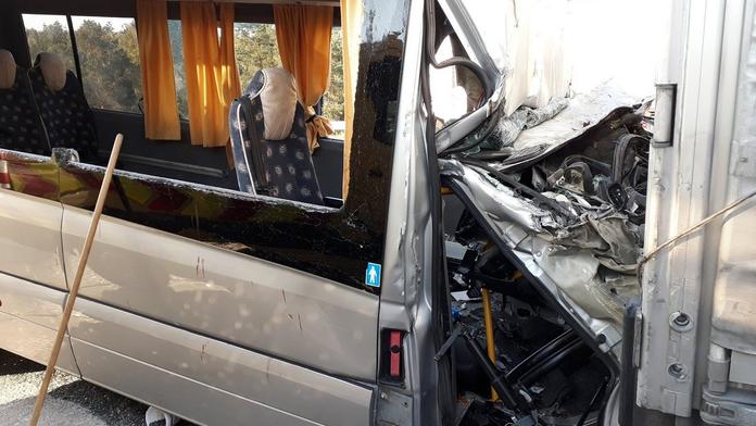 Dálnici uzavřela srážka mikrobusu a kamionu! 7 zraněných, 2 těžce