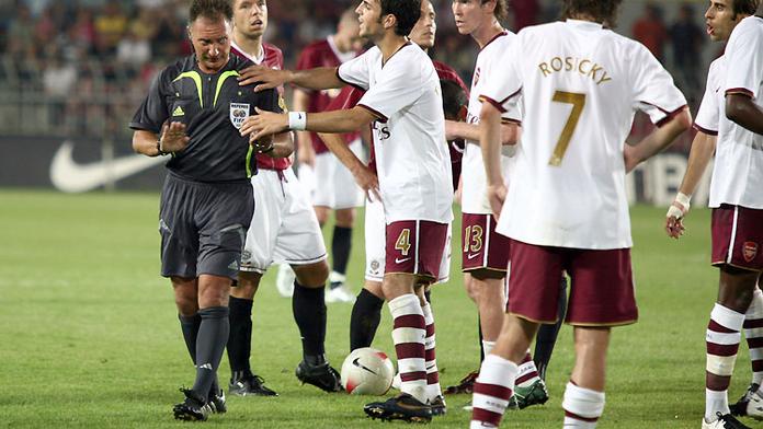 Liga mistrů: Rosický zápas s Jankulovskim nestihne
