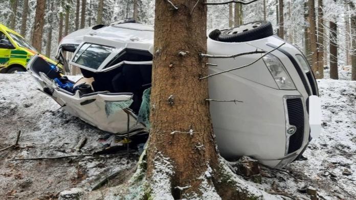 Vážná nehoda na Šumavě: Auto s malými dětmi zdemoloval náraz do stromu